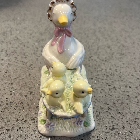 Lenox Springtime Stroll Figuirine - Picture 2 of 4